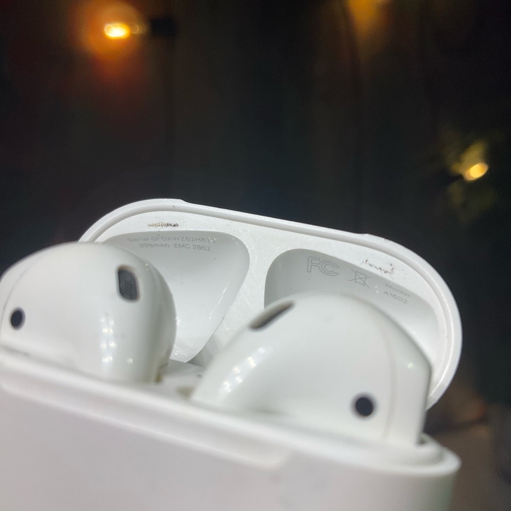 Apple AirPods True Wireless Bluetooth Headphones 1st Generation wm Charging Case - Picture 4 of 13